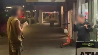 Store owner in Australia threatens Israeli tourists with a shovel (Photo: X platform) תקרית אנטישמית באוסטרליה