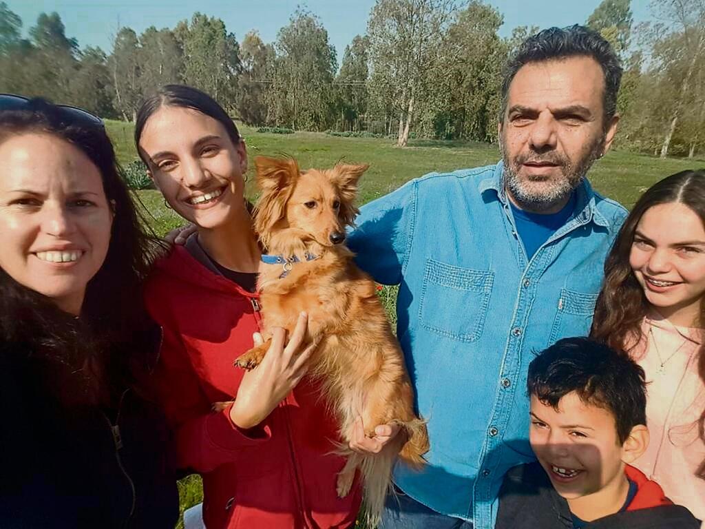 בני משפחת זוהר. כולם נרצחו בטבח 7 באוקטובר, מלבד הבן אריאל ששרד (צילום: מהאלבום המשפחתי) הכלב חביבי, עם יניב ויסמין זוהר ז"ל ושתי בנותיהם קשת ותכלת ז"ל, שנרצחו, והבן אריאל שניצל