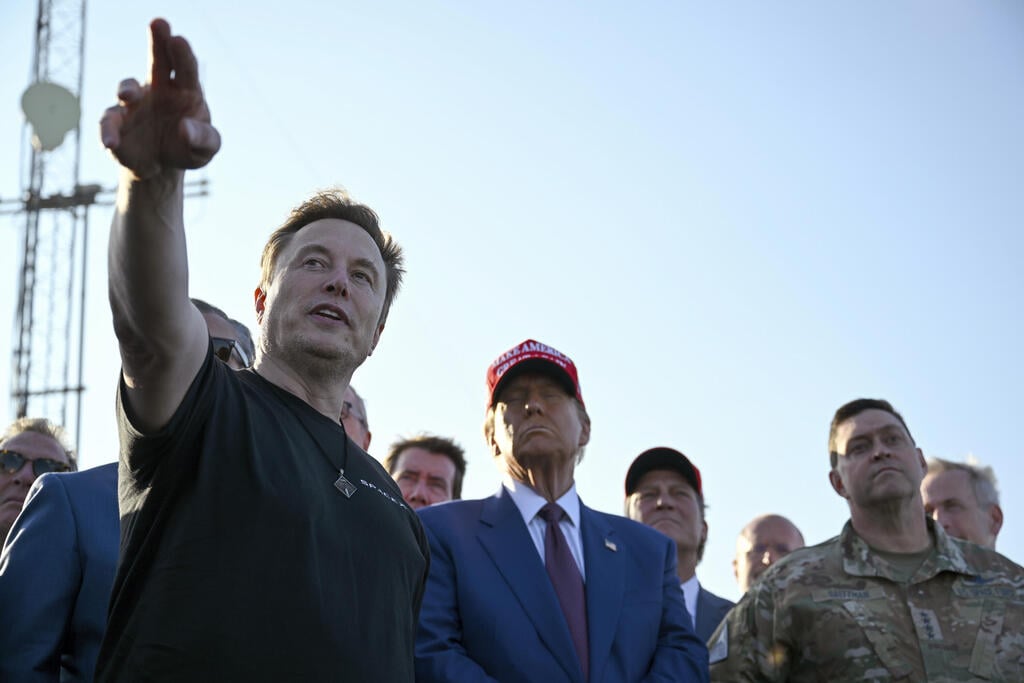 אילון מאסק ודונלד טראמפ (צילום: Brandon Bell, AP) אילון מאסק ודונלד טראמפ