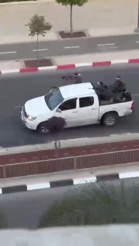 Terrorists in a pick-up truck in Sderot טנדר ובו מחבלים חמושים בעיר שדרות