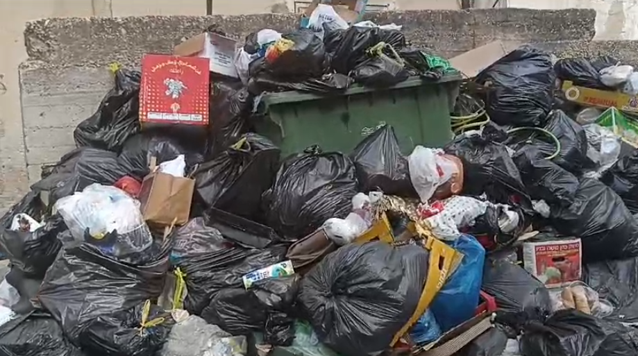 מצבור פסולת ביתית באחד מרחובות נצרת (צילום: אמל זיאדה, אדם טבע ודין) מצבור פסולת ביתית באחד מרחובות נצרת