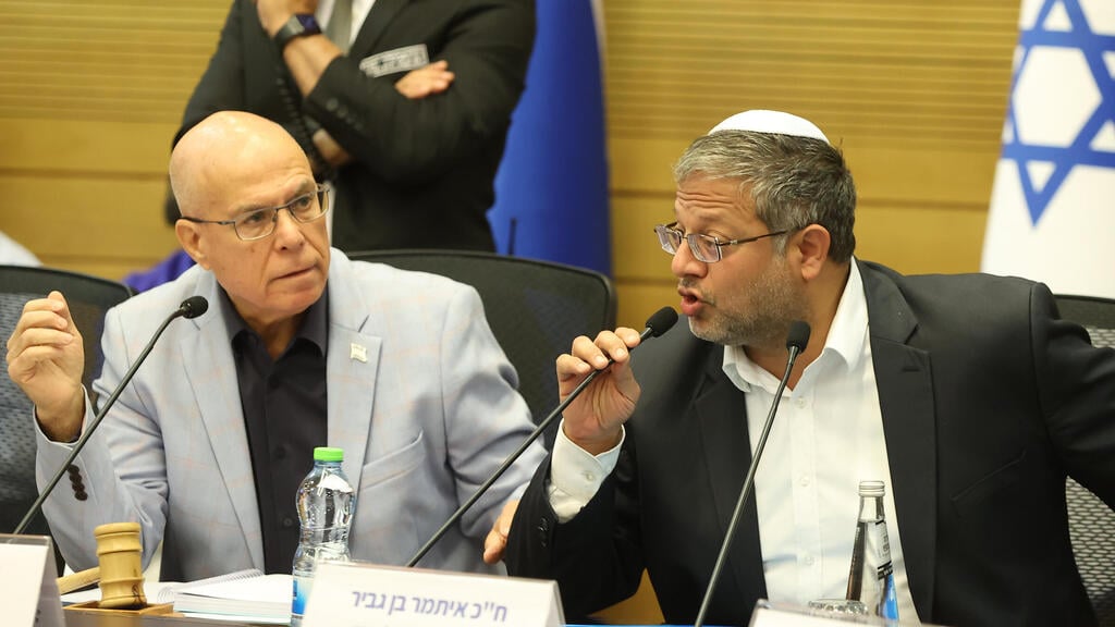 בן גביר ופוגל בוועדה (צילום: עמית שאבי) הועדה לביטחון לאומי - סקירת חבר הכנסת איתמר בן גביר על פעולות משרדו וביצוע תקציב המשרד בהשתתפות משפחות חטופים