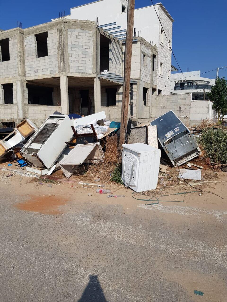 פסולת ברחוב. מראה שיגרתי בנצרת (צילום: אמל זיאדה, אדם טבע ודין) פסולת ברחוב. מראה שיגרתי בנצרת