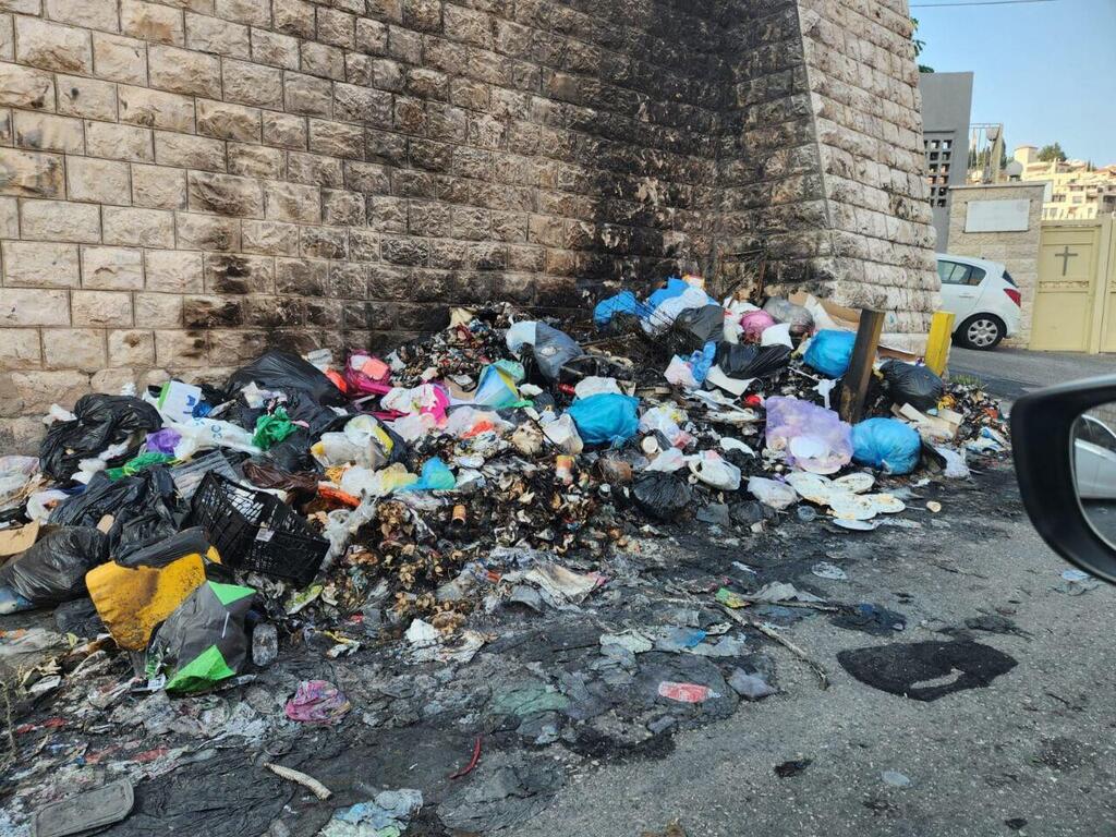 שורפים פסולת ברחובות נצרת (צילום: אמל זיאדה, אדם טבע ודין) שורפים פסולת ברחובות נצרת