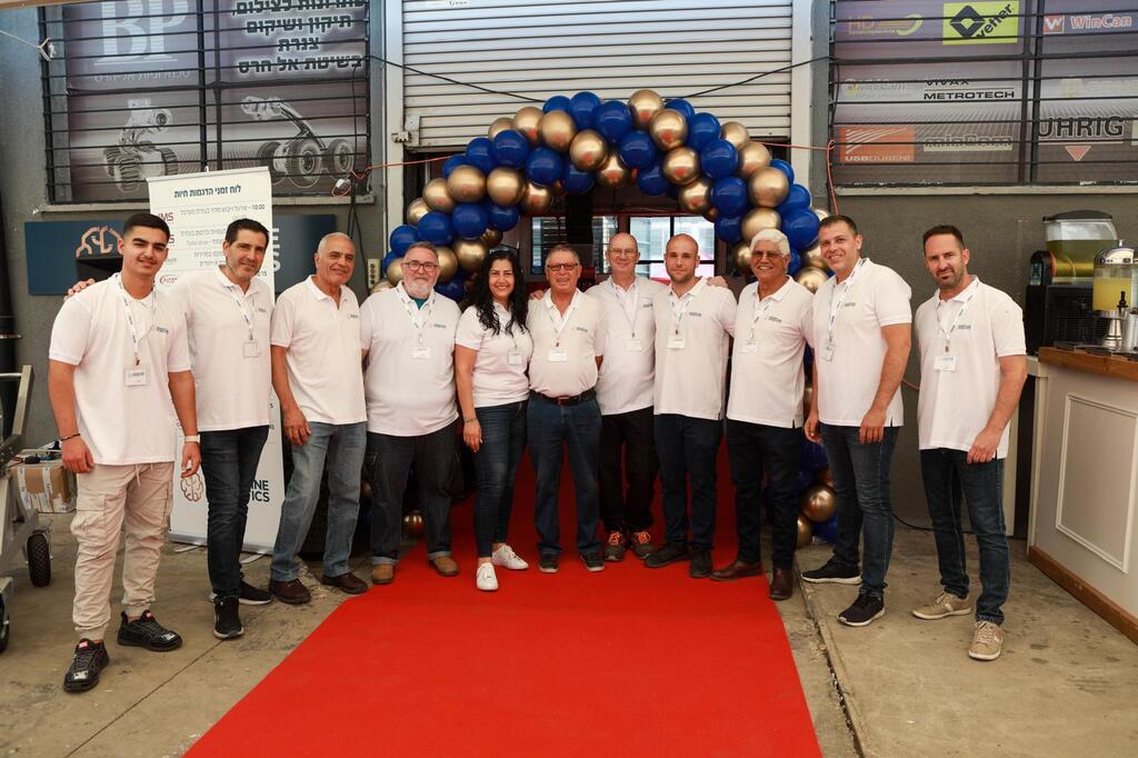 תמונה קבוצתית עובדי חברת סמארטליין רובוטיקס 