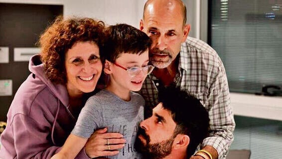 שוב יחד, אחרי השחרור מהשבי. התמונה המרגשת של אוהד עם אימו קרן, אביו אבי ואחיו רועי (צילום: דוברות מרכז שניידר) yk14165780