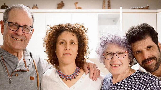 לפני שהכול התהפך. אברהם ורועי מונדר ז"ל, יחד עם רותי וקרן (צילום: רועי זכרי) משפחת מונדר