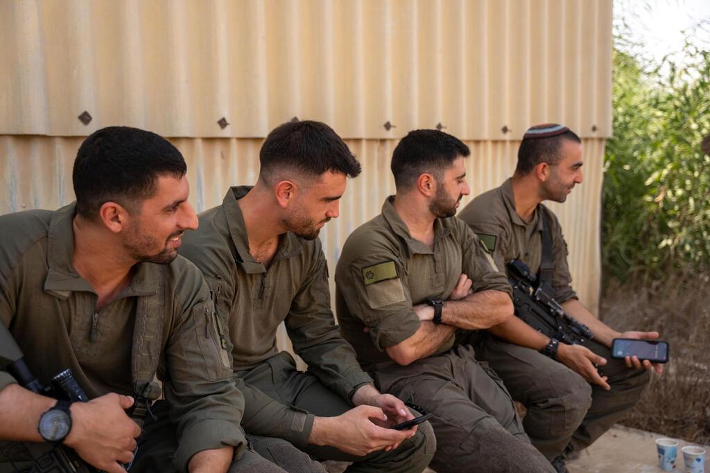 "אחרי שיהודה נפצע הוא הצליח להרוג שני מחבלים". חבריו של רס"ן יהודה כהן ז"ל (צילום: דובר צה"ל) חבריו של רס"ן יהודה כהן ז"ל