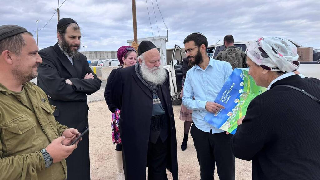 גולדקנופף, הפעילים ומפת "גרעיני ההתיישבות בעזה" יצחק גולדקנופף בכניסה לציר נצרים