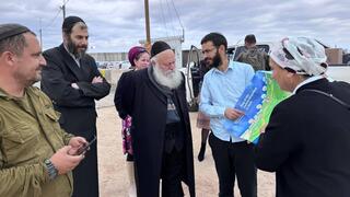 יצחק גולדקנופף בכניסה לציר נצרים יצחק גולדקנופף בכניסה לציר נצרים