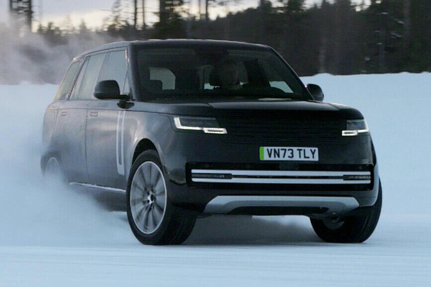 לנד רובר במתקפת חשמל: שלושה דגמים בתוך שנה