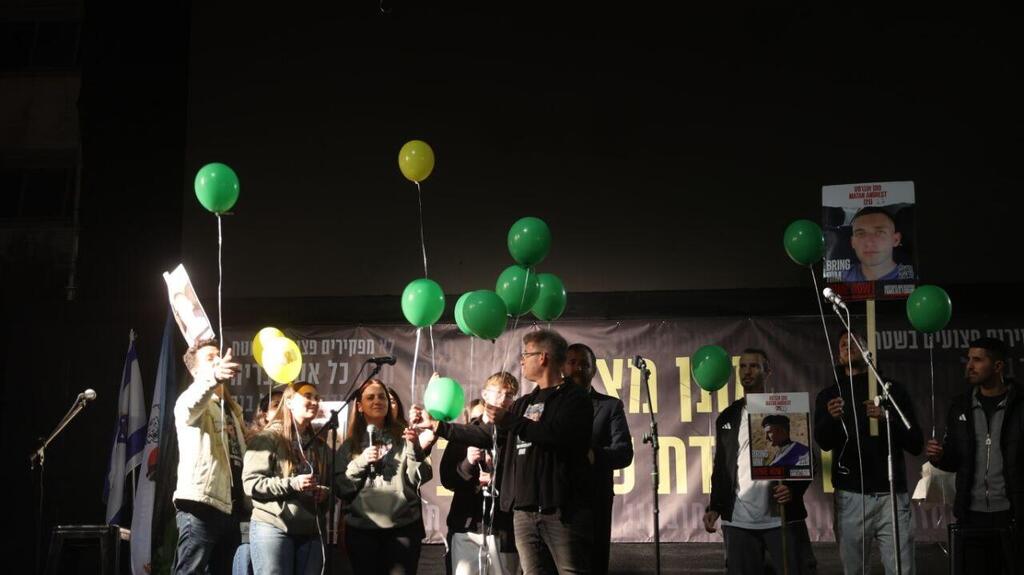 צילום: מוטי קמחי ציון יום הולדתו של החטוף מתן אנגרסט בכיכר החטופים