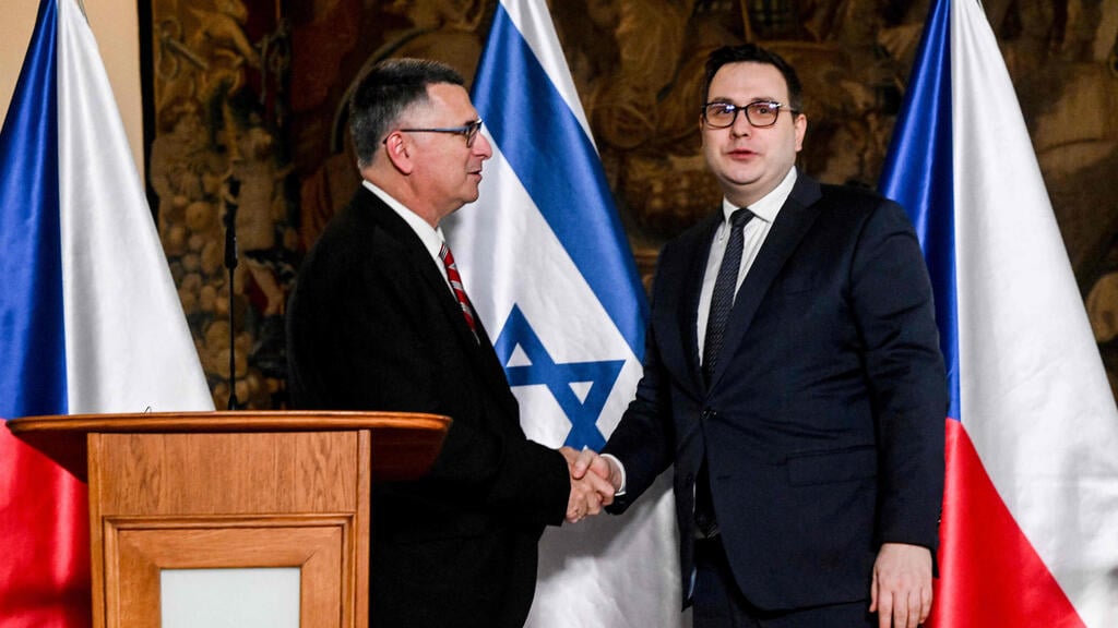 סער ושר החוץ הצ'כי (צילום: Michal Cizek / AFP) גדעון סער בביקור מדיני בצ'כיה
