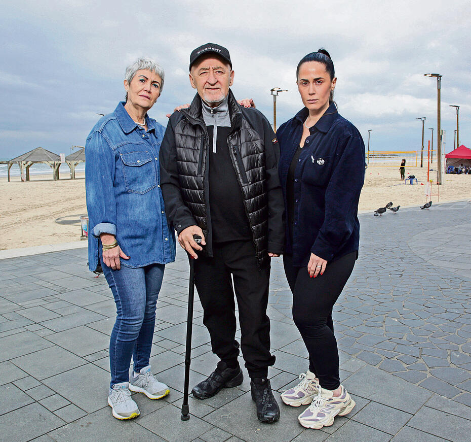 משפחת שטרית בטיילת בת"א. "מחכים לראות שיהיה באמת שקט, שחיזבאללה הנבלות האלה לא יורים (צילום: ריאן פרויס) yk14166756