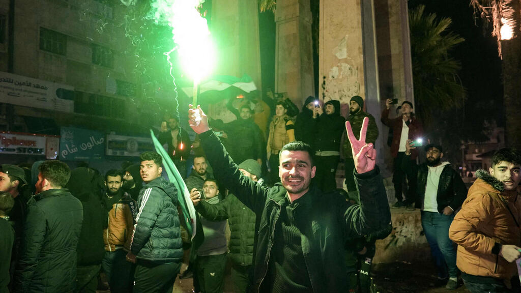 המורדים חוגגים את הישגיהם (צילום: MUHAMMAD HAJ KADOUR / AFP) חגיגות סוריה אדלב