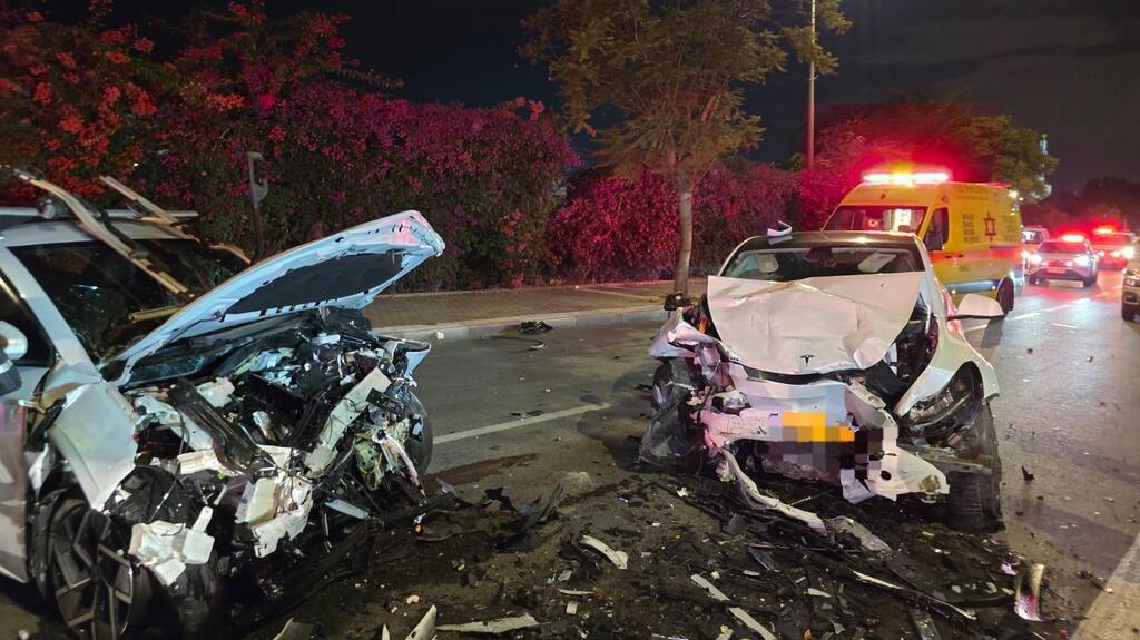 הרכבים שנפגעו (צילום: תיעוד מבצעי מד"א) תאונת דרכים בשדרות העצמאות ביבנה, בה נהרגה נערה ונפצעו שני גברים