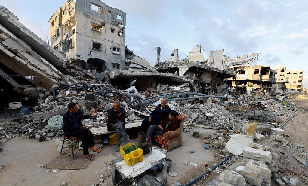 נזקי המלחמה בחאן יונס (צילום: REUTERS/Mohammed Salem) הנזקים ברצועת עזה לאחר התקיפות בחאן יונס