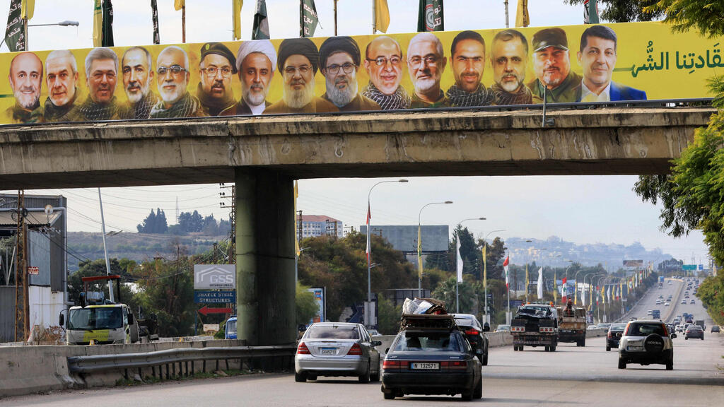 Lebanese returing to the south (Photo: Mahmoud Zayyat/ AFP) לבנונים חוזרים לכפריהם בדרום על רקע שלטי חוצות של מחבלי ארגון הטרור חיזבאללה