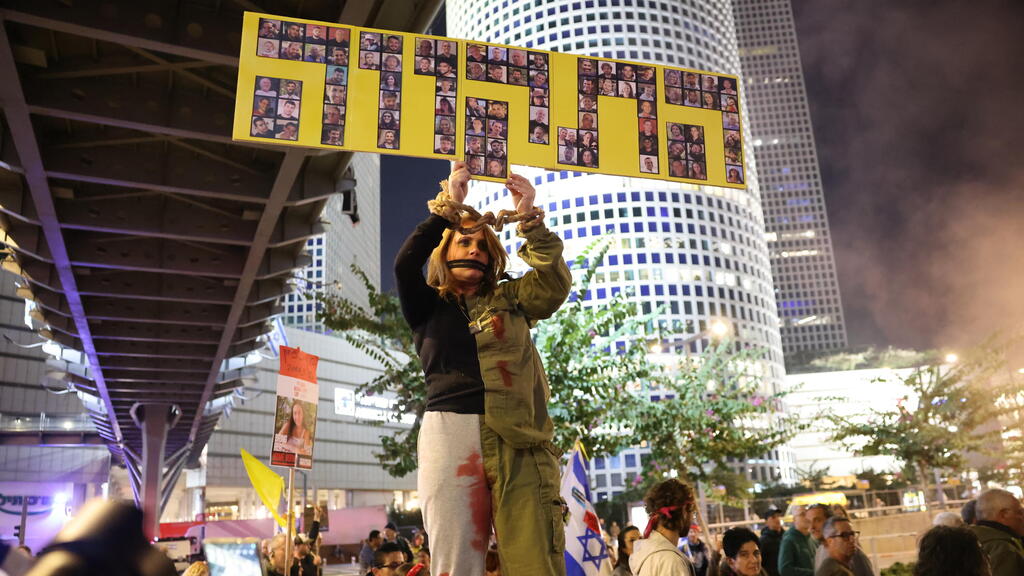 הפגנה להחזרת החטופים בתל אביב, במוצ"ש האחרון (צילום: טל שחר ) הפגנה להחזרת החטופים בדרך בגין, תל אביב