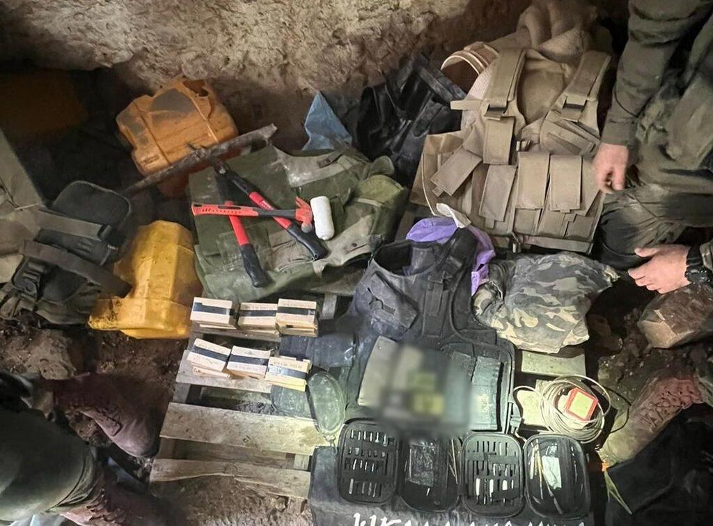 אמצעי הלחימה שאותרו על חוליית המחבלים בג'נין (צילום: דובר צה"ל ) אמצעי הלחימה שאותרו על חוליית המחבלים בג'נין
