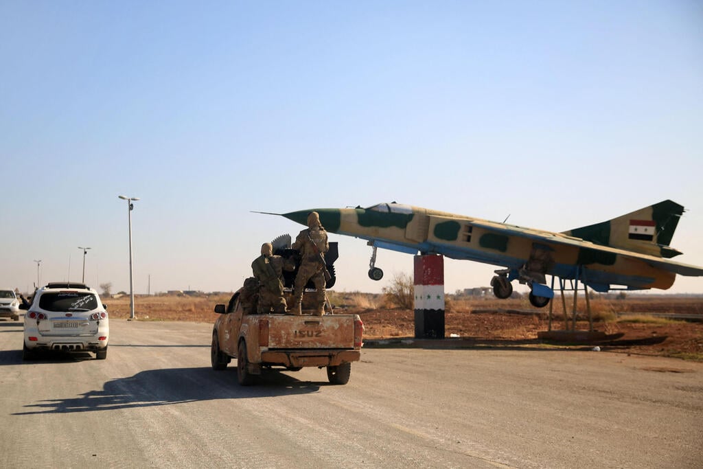 המורדים ליד מטוסי קרב סוריים (צילום: Aref TAMMAWI / AFP) חלב