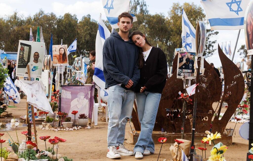 האחים רגב באתר מסיבת הנובה ברעים, משם נחטפו (צילום: זיו קורן) איתי ומיה רגב האחים שנחטפו מסיבת הנובה ברעים