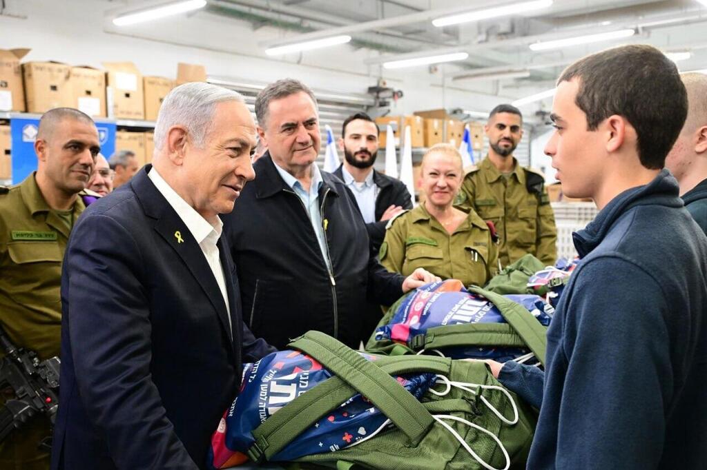 נתניהו והמתגייסים (צילום: עמוס בן גרשון/ לע״מ) ראש הממשלה בנימין נתניהו בביקור עם שר הביטחון ישראל כ״ץ בבקו"ם בתל השומר