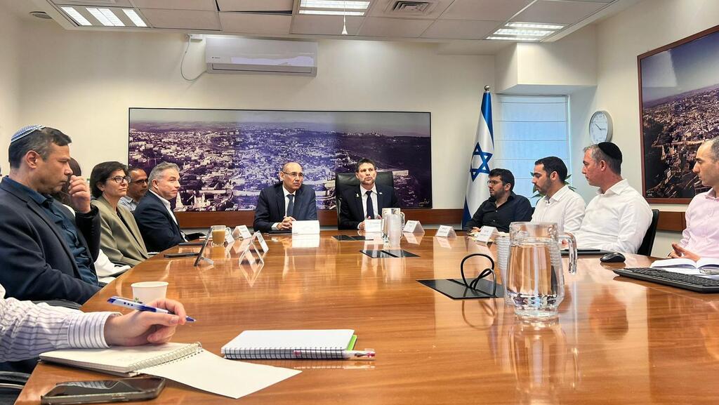 שר האוצר בצלאל סמוטריץ', נגיד בנק ישראל אמיר ירון ובכירי משרד האוצר ובנק ישראל (צילום: דוברות האוצר) שר האוצר בצלאל סמוטריץ' ונגיד בנק ישראל אמיר ירון