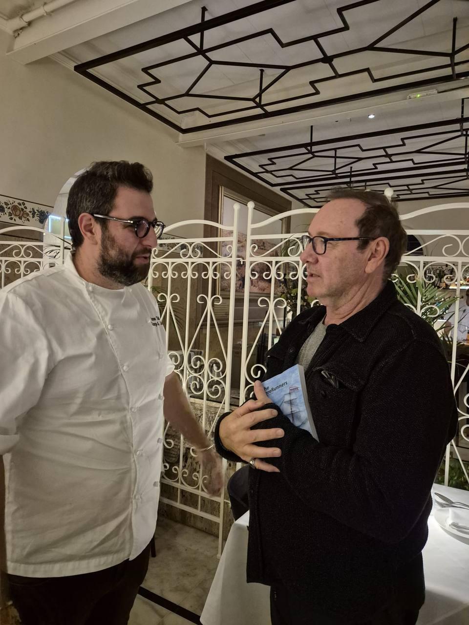 נכנס בהפתעה. קווין ספייסי והשף תומר טל אמש במסעדת "ג'ורג וג'ון" במלון דריסקו (צילום: נשמות טובות ) קווין ספייסי בישראל 2024