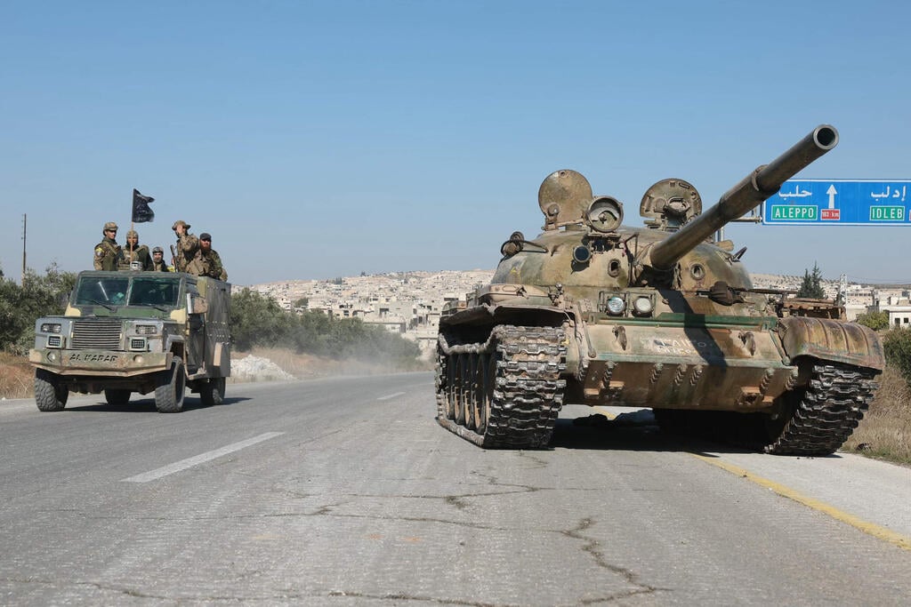 טנק נטוש בשולי כביש סורי (צילום: OMAR HAJ KADOUR / AFP) טנק נטוש בסוריה