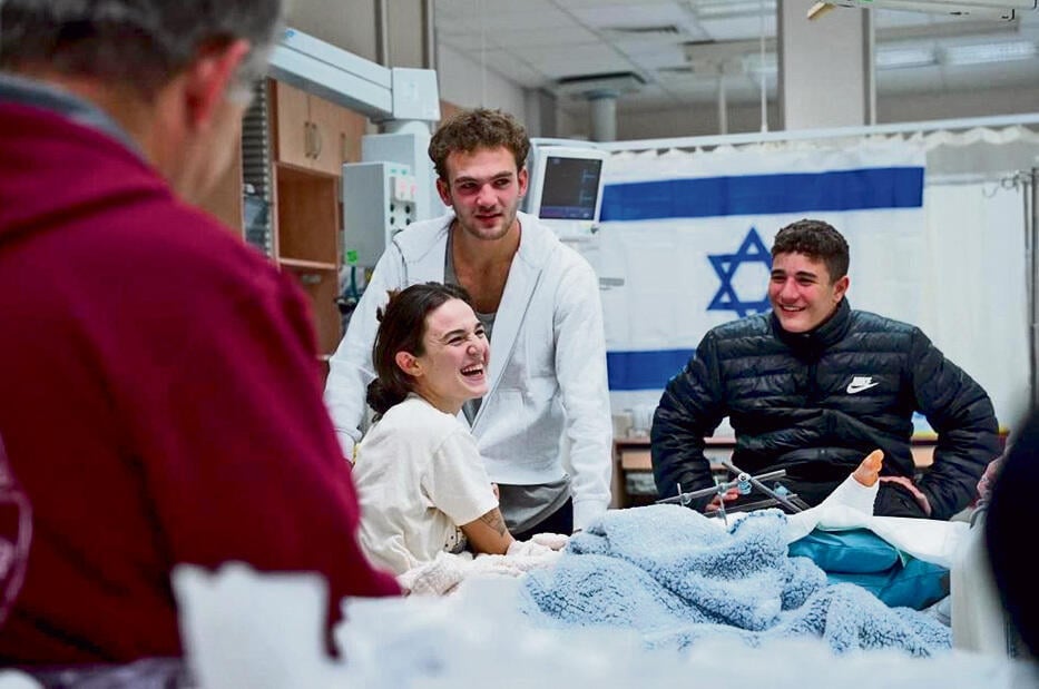 "לא הייתי מסוגלת לעשות כלום עד שהוא הגיע". מיה ואיתי בבית החולים, אחרי החזרה מהשבי yk14170751