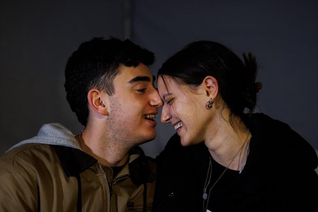 אופיר אנגל ובת זוגו יובל שרעבי (צילום: זיו קורן ) אופיר אנגל ובת זוגו יובל שרעבי