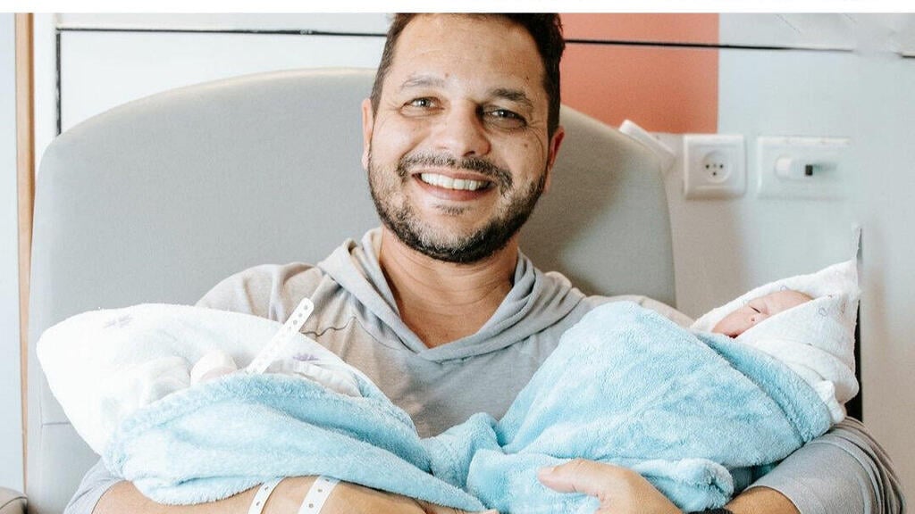 מיקי גבע והתאומות (צילום: נאן מלמד) מיקי גבע והתאומות