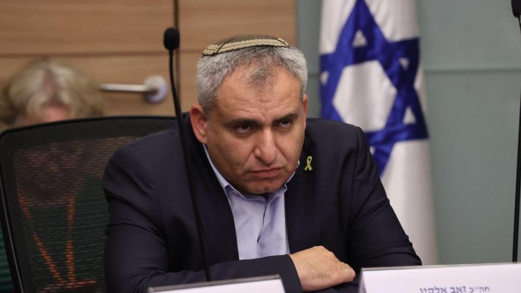 "מיגון היישובים - באחריות משרד הביטחון". אלקין בוועדה, היום (צילום: אלכס קולומויסקי) ועדת הפנים והגנת הסביבה - היערכות המדינה לשיקום הבינוי והתשתיות של יישובי הצפון וקידום תנופת הפיתוח בהם בהשתתפות השר זאב אלקין