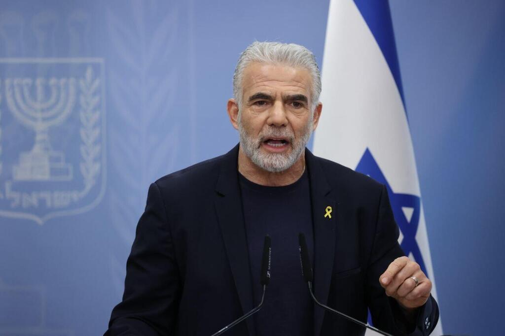"מופע מחפיר של ביזוי המשפחות השכולום והחטופים". לפיד (צילום: אלכס קולומויסקי ) יאיר לפיד, יו"ר האופוזיציה בישיבת סיעה יש עתיד