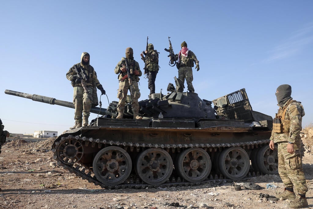 צילום: AP Photo/Ghaith Alsayed מורדים סורים בפרברי העיר חמה סוריה