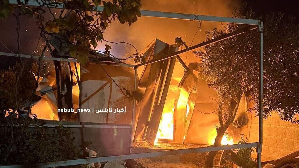 Settlers set fire to Palestinian property in Beit Furik מתנחלים שרפו בית בבנייה, חנות מכולת ורכב, בעיירה בית פוריק, מזרחית לשכם