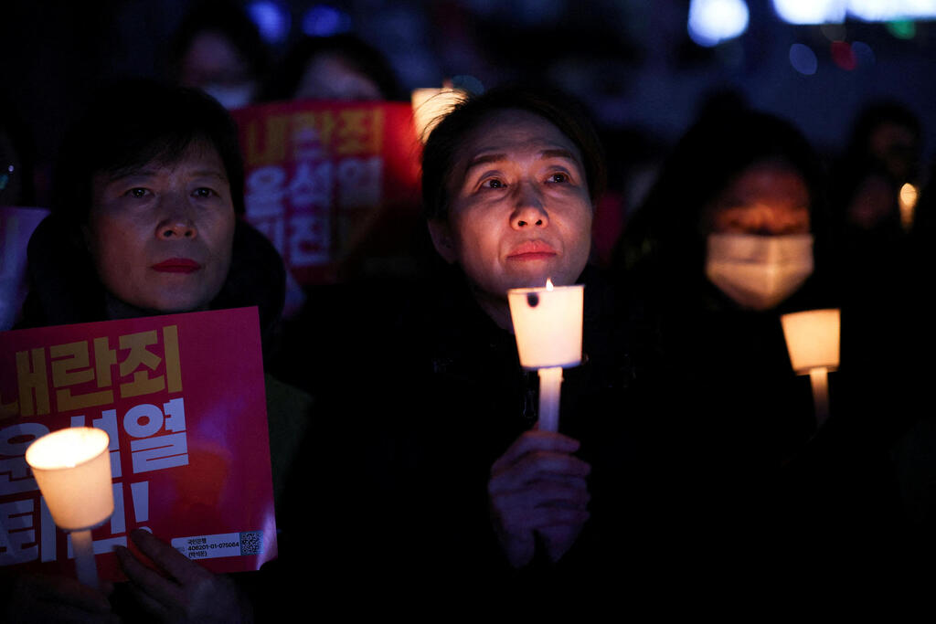 צילום: רויטרס/REUTERS/Kim Hong-Ji מחאה ב סיאול דרום קוריאה בדרישה להתפטרות הנשיא יון סוק יאול