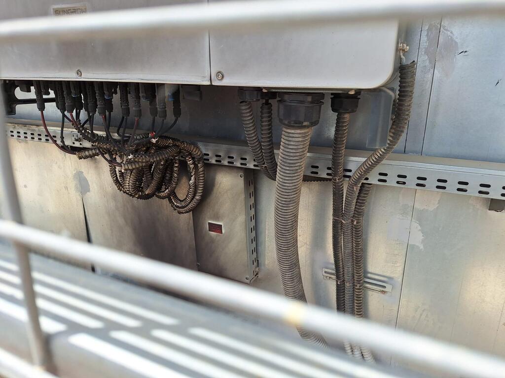 הנזקים שנגרמו לחוות סולריות בקיבוץ אלונים בעקבות פרוטקשן