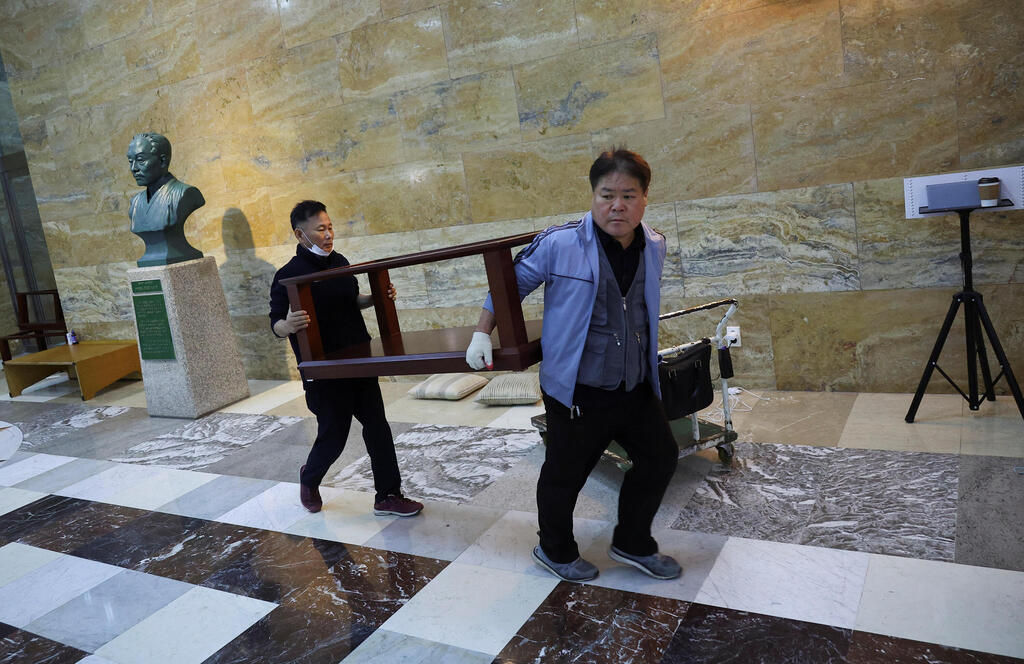 צילום: רויטרס/REUTERS/Kim Hong-Ji הנזק בבניין פרלמנט ב סיאול דרום קוריאה אחראי מהומות עם ניסיון כושל להטיל משטר צבאי