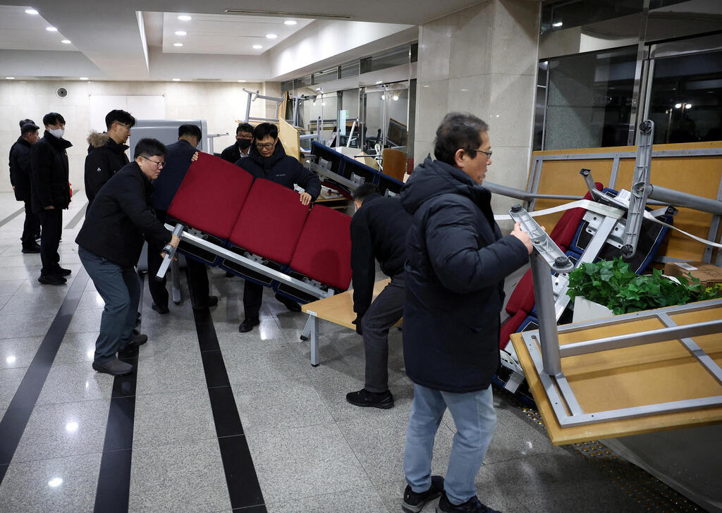 צילום: רויטרס/REUTERS/Kim Hong-Ji הנזק בבניין פרלמנט ב סיאול דרום קוריאה אחראי מהומות עם ניסיון כושל להטיל משטר צבאי