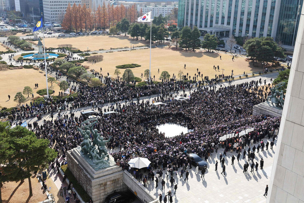 צילום: YONHAP / AFP מחאה ב סיאול דרום קוריאה בדרישה להתפטרות הנשיא יון סוק יאול