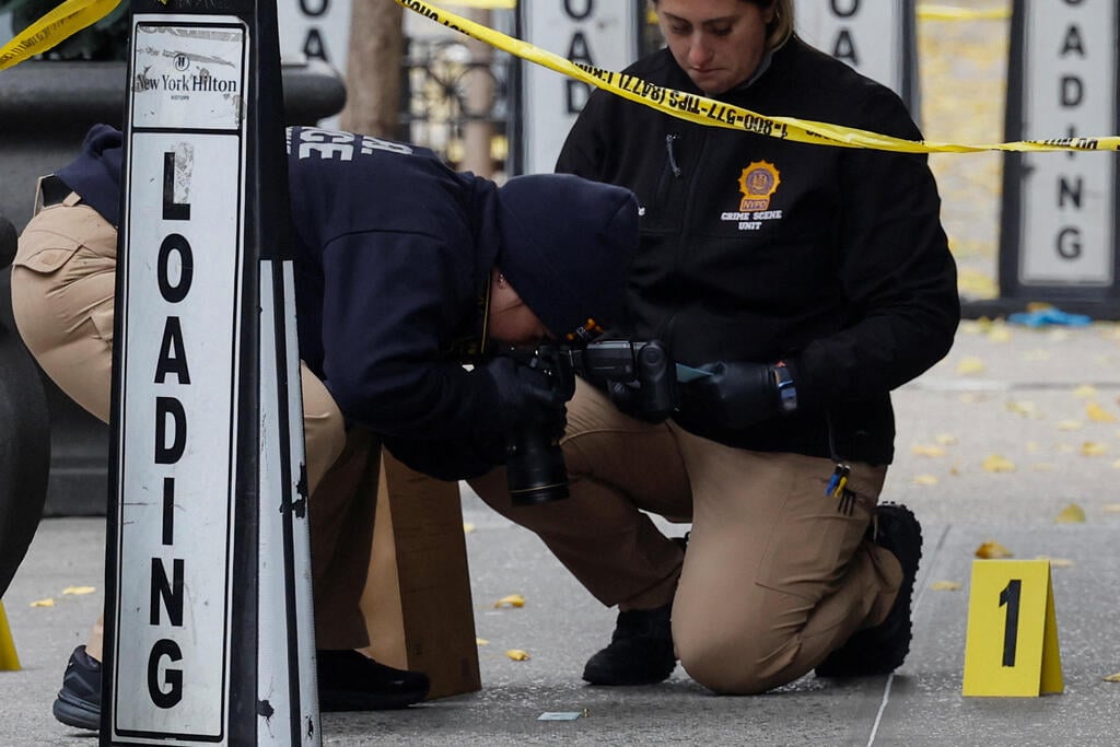 צילום: REUTERS/Shannon Stapleton רצח מנכ"ל חברת הביטוח מנהטן ניו יורק הרוצח נמלט על אופניים חשמליים