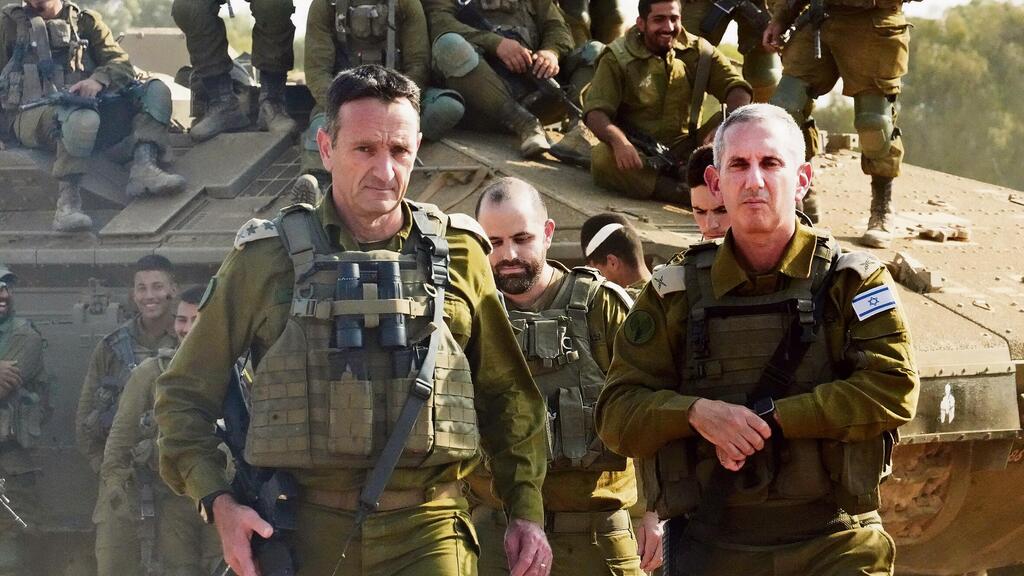 Former IDF chief Herzi Halevi with Hagari (Photo: Tomer Shonam ) הרמטכ"ל הרצי הלוי ודובר צה"ל דניאל הגרי