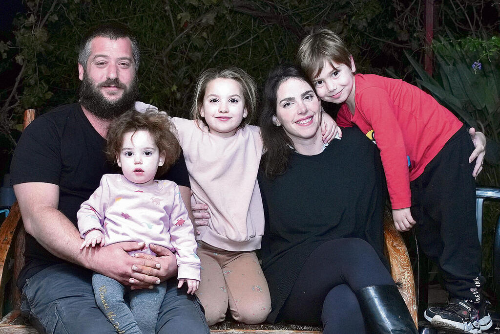 פלג, שחר ומעיין הקטנה עם הוריהם, דר ואילון. "מעמיסים שוב את האוטו במזוודות, הילדים מאחורה עם הטאבלטים, ואז שנינו פורצים בבכי" (צילום: אפי שריר) yk14175428