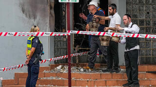 מוציאים תשמישי קדושה מבית הכנסת