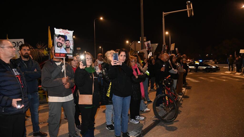 הפגנה להחזרת החטופים בצומת הקשתות בשער הנגב