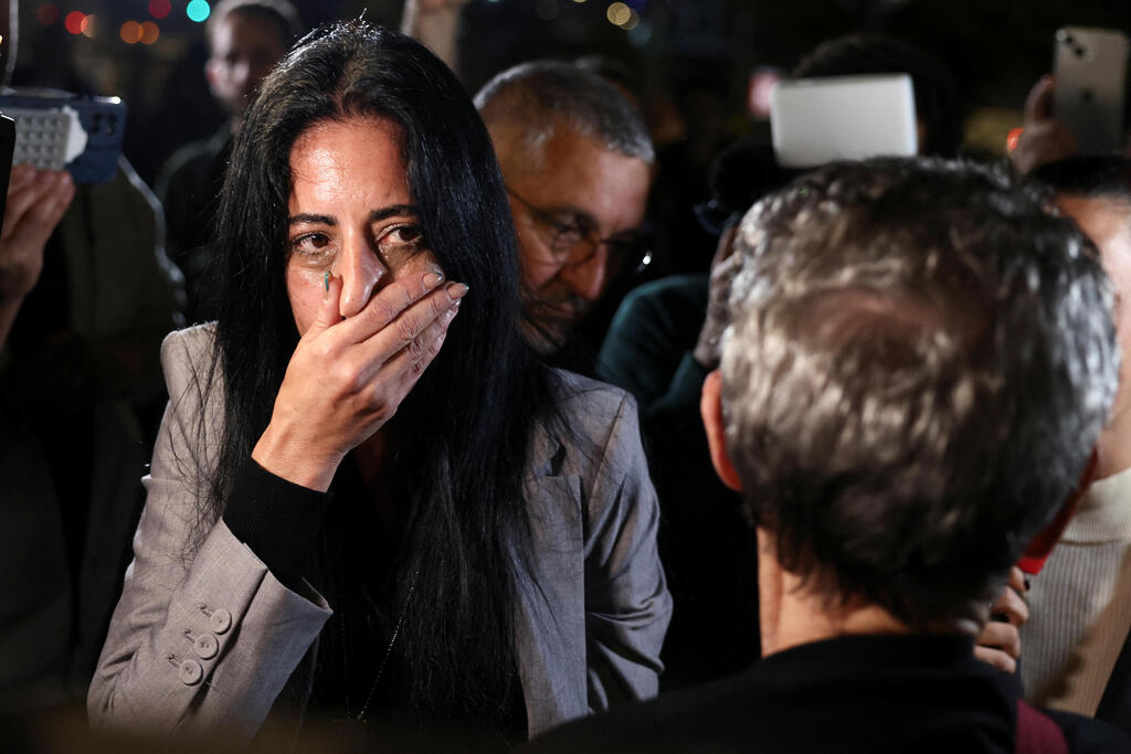 Einav Zangauker became a symbol (Photo: REUTERS/Stoyan Nenov) עינב צנגאוקר מגיעה לשער בגין אחרי פרסום סרטון אות החיים של מתן מהשבי