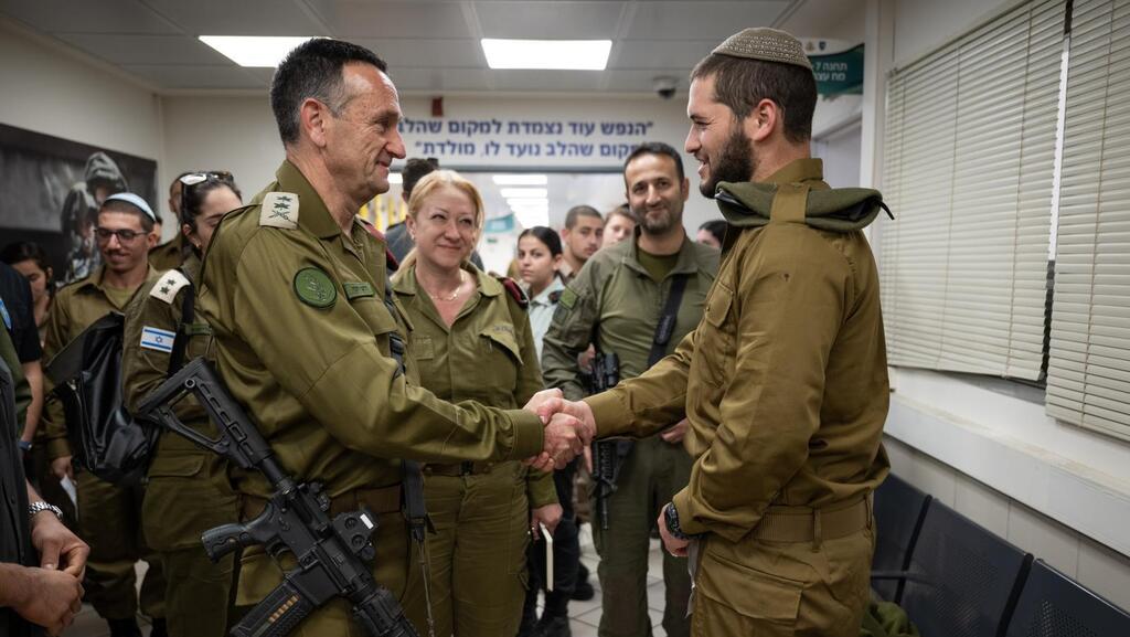 IDF Chief of Staff Herzi Halevi meets new recruits (Photo: IDF) הרמטכ"ל הרצי הלוי ביקר את המתגייסים החדשים לגולני בלשכת הגיוס