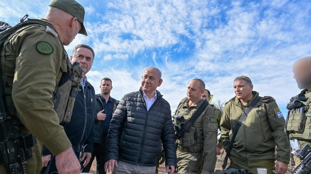 rosh hamimshala nitnihu smoch ligvul soria 34 / 5,000 Prime Minister Netanyahu near the Syrian borde (Photo: Kobi Gideon, GPO) ראש הממשלה נתניהו סמוך לגבול סוריה